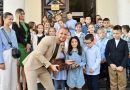 Nedjelja djeteta posvećena najmlađim: Gradonačelnik uručio „ključeve grada“ učenicima OŠ „Ivo Andrić“