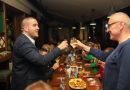 Banjalučka svita priredila Driniću rođendansko iznenađenje: Poslije politike – pjesma (FOTO)