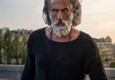 Sebe zove Zevs, živi raskošno, na mrežama ga prati 2 miliona, a obavijen je velom misterije: Šta je istina?
