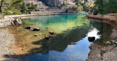 Skrivena plaža na Jadranu koja ima prirodan hlad čak i u tropskim danima !