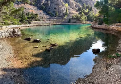 Skrivena plaža na Jadranu koja ima prirodan hlad čak i u tropskim danima !