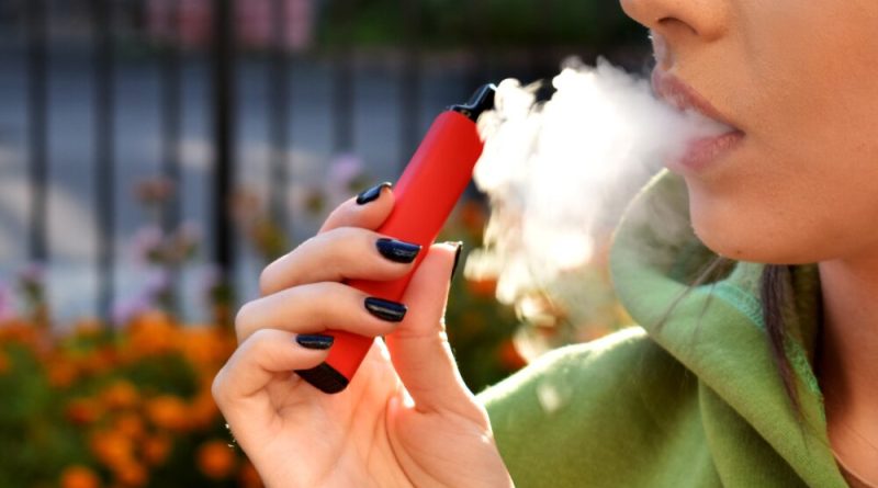 Vejp sve prisutniji kod mladih i tinejdžera: Kako funkcioniše „vejpovanje“ i šta radi našem telu?