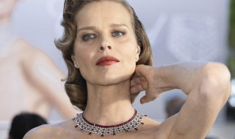 Eva Hercigova pokazala kako se na crvenom tepihu nose dijamanti vredni milione ! Eva Hercigova pokazala kako se na crvenom tepihu nose dijamanti vredni milione !