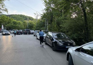 Parking haos i na Banj brdu! Umičević: Pozivam gradonačelnika da dođe i vidi na šta ovo liči