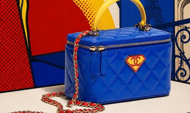 Chanel izaziva buru novom torbom inspirisanom Supermenom: Da li bi Koko Šanel odobrila ovaj zaokret? Chanel izaziva buru novom torbom inspirisanom Supermenom: Da li bi Koko Šanel odobrila ovaj zaokret?