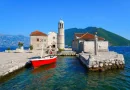 Jedini umjetni otok na Jadranu krije crkvu koju nazivaju malom Sikstinskom kapelom. Do njega možete stići brodom