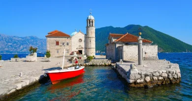 Jedini umjetni otok na Jadranu krije crkvu koju nazivaju malom Sikstinskom kapelom. Do njega možete stići brodom