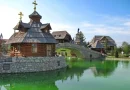Najveće etno selo na Balkanu izgleda poput malog grada na vodi!