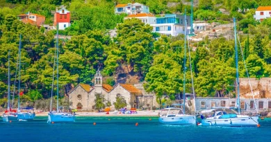 Plažu u najmanjem hrvatskom gradu čuva gotovo 500 godina stara crkva: neobično ime dobila je po lokalnoj predaji o gusarima