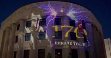Banjaluka odala počast geniju: Lik Nikole Tesle obasjao Palatu Republike !