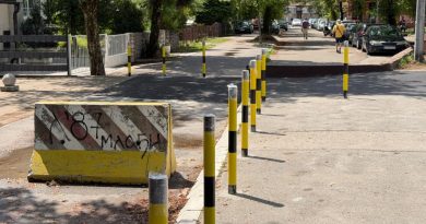 Stubovi i rampa nasred trotoara: Ogorčeni Banjalučani pitaju – može li ovako?!