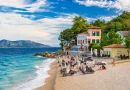 Ovo malo mjesto nosi nadimak Hrvatski Portofino: ima kućice sa šarenim fasadama i lijepe šljunčane plaže