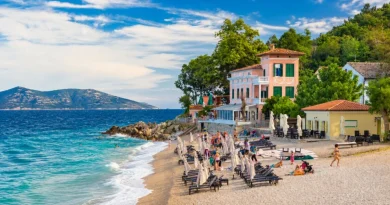 Ovo malo mjesto nosi nadimak Hrvatski Portofino: ima kućice sa šarenim fasadama i lijepe šljunčane plaže
