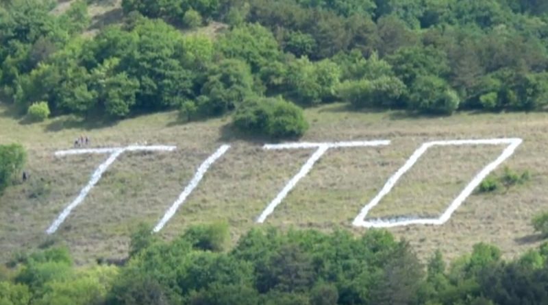 Slovenci protiv uklanjanja natpisa “Tito”: Još na brdu kod Nove Gorice, okrenut prema Italiji !
