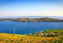 Nekad su ga zvali otok gubavaca, a danas je jedan od najnaseljenijih i najživljih na hrvatskoj obali !