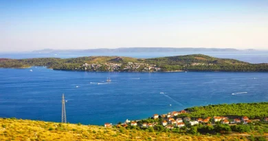 Nekad su ga zvali otok gubavaca, a danas je jedan od najnaseljenijih i najživljih na hrvatskoj obali !