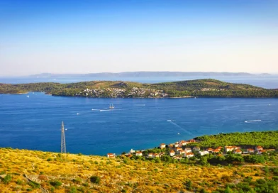 Nekad su ga zvali otok gubavaca, a danas je jedan od najnaseljenijih i najživljih na hrvatskoj obali !