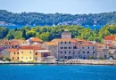Posjetili smo jedini hrvatski otok do kojeg usred ljeta možete doći za samo 1,50 eura!
