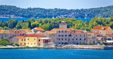 Posjetili smo jedini hrvatski otok do kojeg usred ljeta možete doći za samo 1,50 eura!