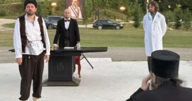 U susret Kočićevim danima: U manastiru Gomionica odigrana predstava “Jazavac pred sudom” !