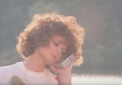 Našli su je u stanu roditelja, samu i zaboravljenu ! Našli su je u stanu roditelja, samu i zaboravljenu !