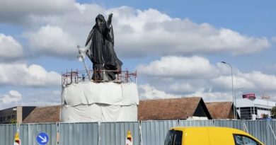 Folija još skriva detalje: Spomenik knezu Lazaru postavljen na postament !