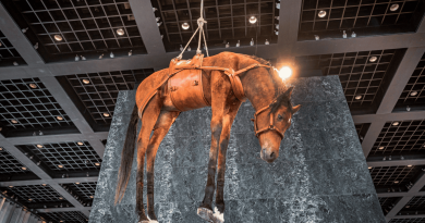Maurizio Cattelan: Grandiozna retrospektiva u Berlinu !