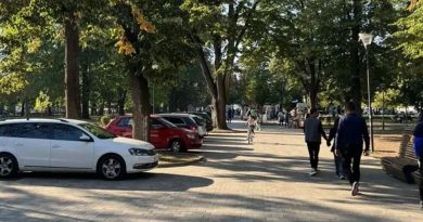 Šetalište ili parking? Automobili u banjalučkom parku među pješacima!