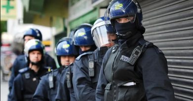 Stotine demonstranata na ulicama: Protesti protiv imigracije u dva engleska grada !